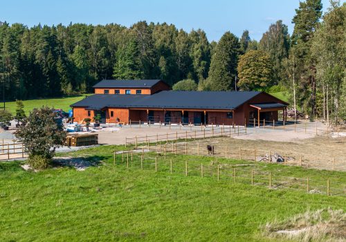 240906 Kvarnverket bygger ett stall på Tynäs, Hammarö 2024
Foto: Fredrik Karlsson/SolstaFoto